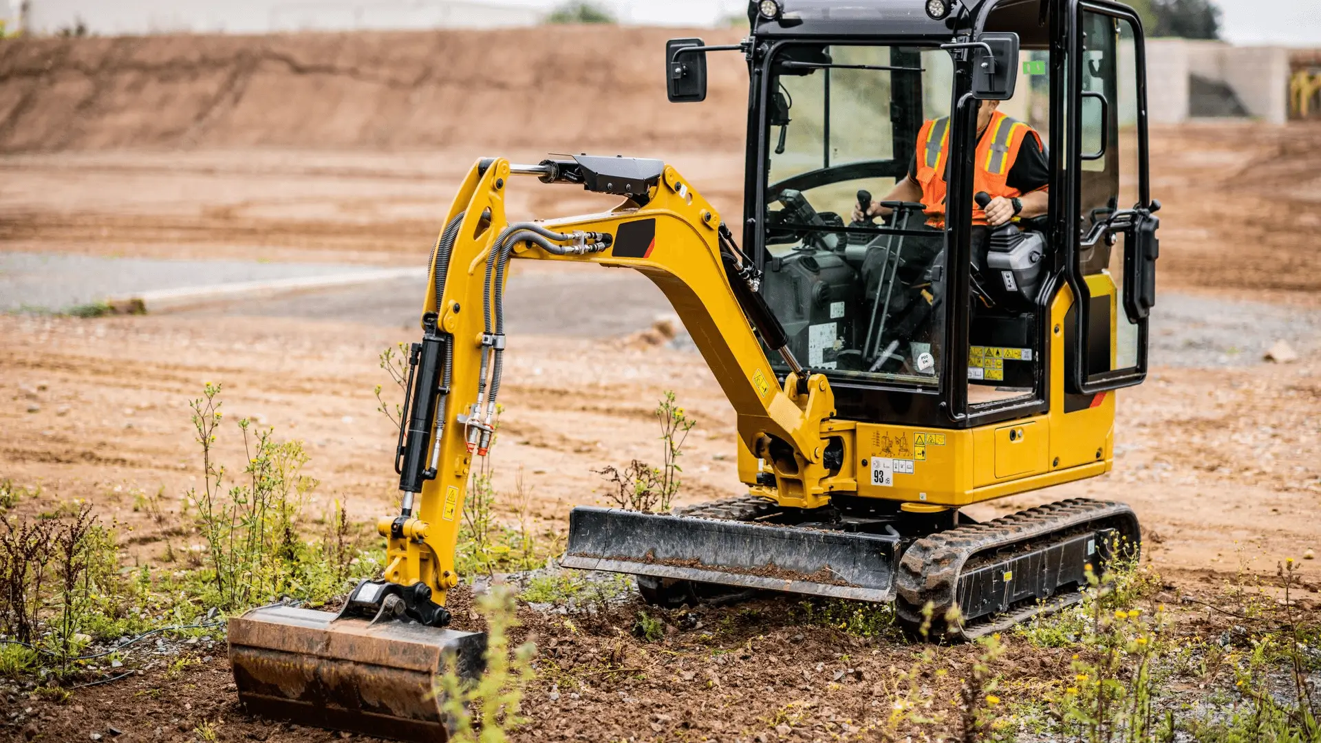 Mini escavadeira - Precisa de CNH para operar máquinas pesadas?