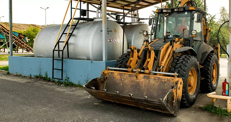 14 dicas para economizar diesel em máquinas pesadas - contaminação do sistema de injeção - Contaminação do tanque da máquina